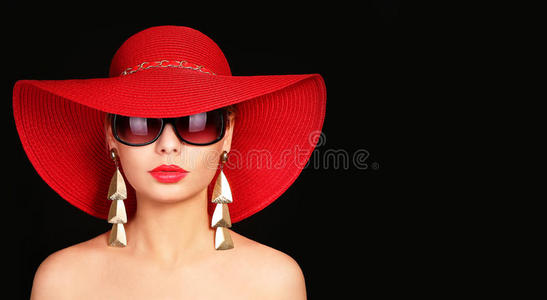 戴着红帽子和太阳镜的女人