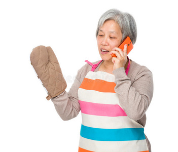 忙碌的母亲带着婴儿在家里做多任务忙碌的母亲带着婴儿在家里做多任务