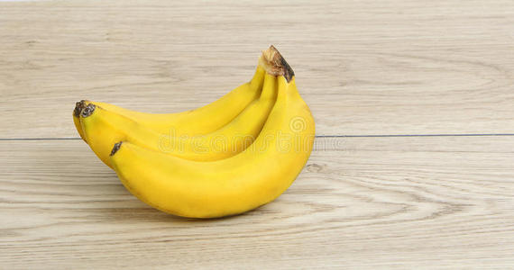 木质背景鲜香蕉