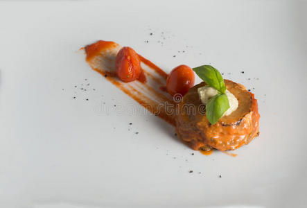 茄子馅饼加番茄酱罗勒和意大利干酪