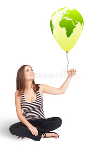 手持绿色气球的快乐女士