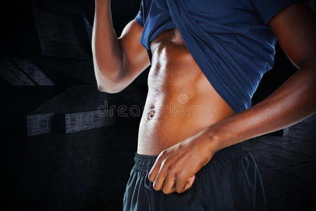 肌肉男中段显示腹肌的复合图像