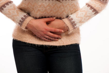 亚洲白种人女人在她的胃里疼痛当肚子疼的时候照片