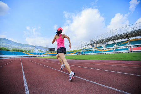 慢跑 领域 运动员 后面 粉红色 耐力 操场 运行 健身