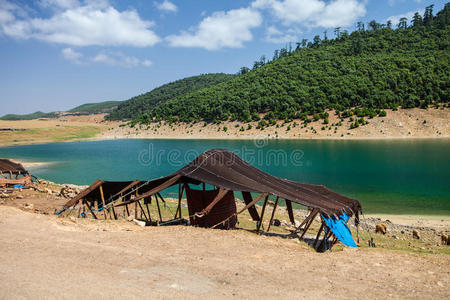 柏柏尔帐篷在湖边，靠近阿盖尔马，摩洛哥