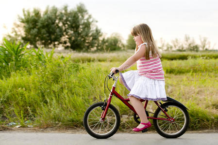 孩子们在街上骑自行车