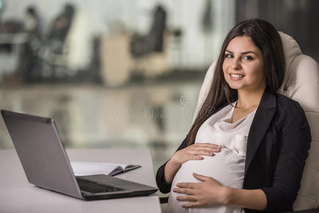 怀孕的女商人