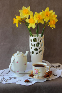 一杯茶和一个花瓶