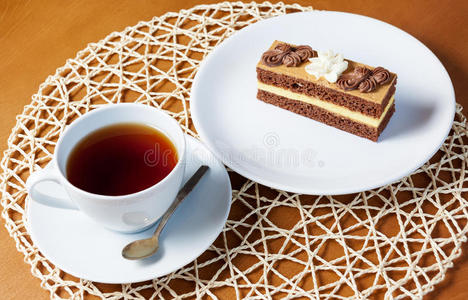 木桌上的一杯茶和甜蛋糕