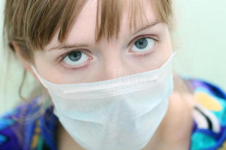 美丽女性戴口罩图片