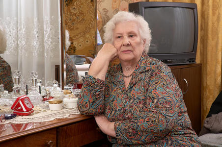 退休人员 祖母 白种人 肖像 在室内 女人 养老金领取者