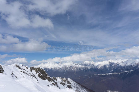 喀拉斯纳亚多拉那多云的山地景观