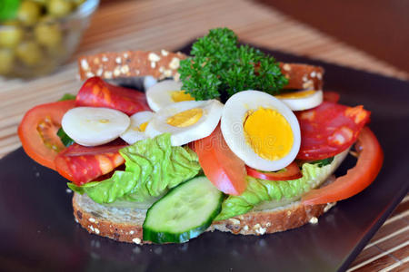 新鲜健康的三明治，盘子里有意大利腊肠和蔬菜