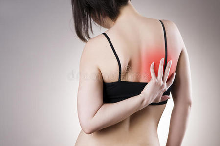 女性背部疼痛