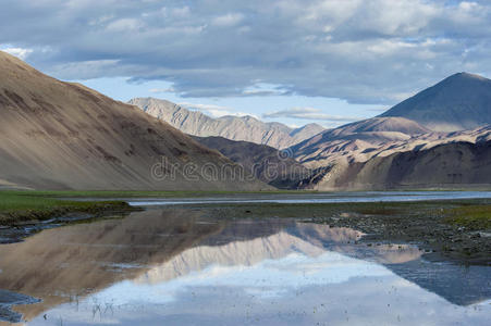 湖面山景