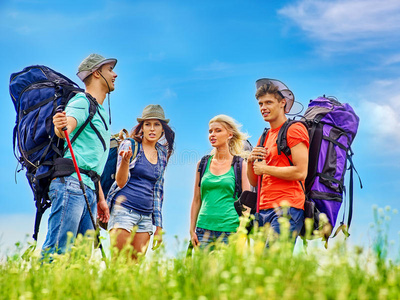 把人们聚集在旅行中聚集的工人和想法,向量组组长匿名人士的人群聚集