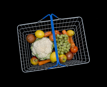 篮子里有水果和蔬菜