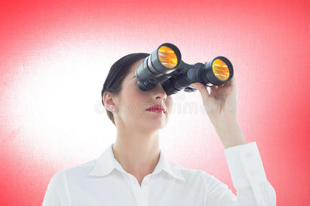 商业女性透过双筒望远镜观看的合成图像