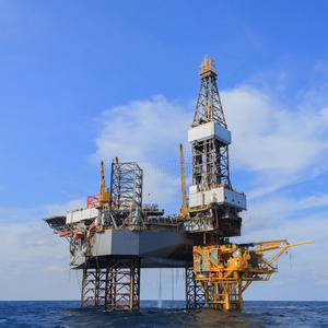 起重机钻海上自升式钻井平台照片