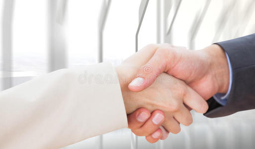 亲密伙伴握手的复合图像