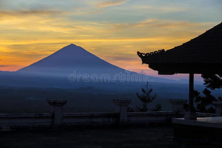 早晨 森林 天空 巴厘岛 透明的 地平线 岩石 日出 小山