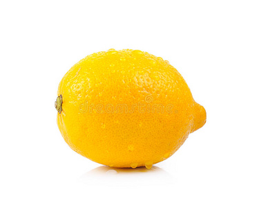 新鲜柠檬，白色背景上有滴水