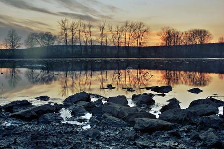 池塘边的夕阳