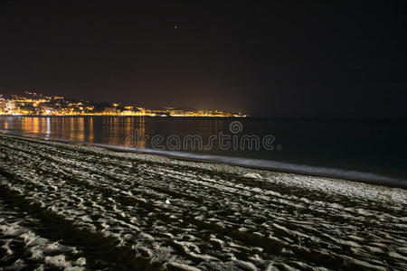 夜晚荒凉的海滩