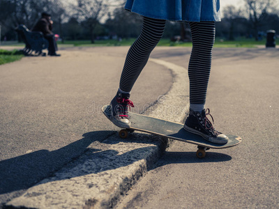 运动 时尚 白种人 城市 闲暇 公园 滑板 遏制 女孩 娱乐