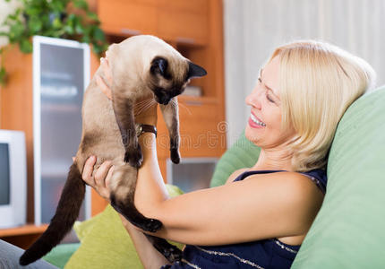 女人和她的猫坐在沙发上