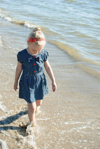 女孩在水里散步