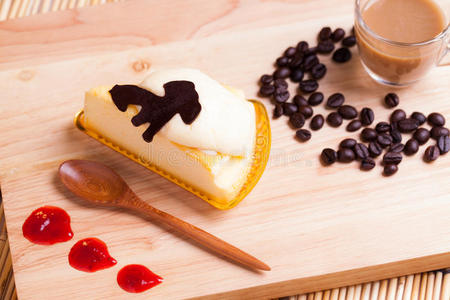 奶酪奶油蛋糕和一杯咖啡在木头上。