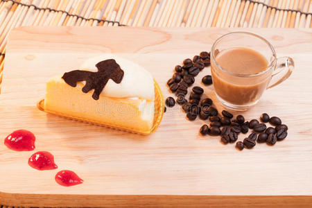 奶酪奶油蛋糕和一杯咖啡在木头上。