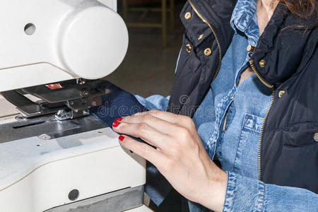 女裁缝 裁缝 工厂 机械 机器 创造 接缝 金属 缝线 时尚