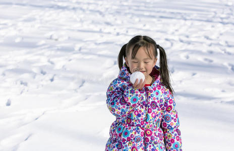 颜色 中国人 童年 加垫 雪球 女孩 寒冷的 雪橇 站立