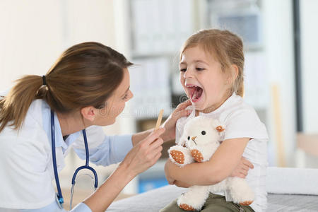 医生检查孩子的喉咙