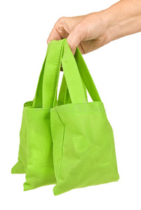 手拿绿色购物袋