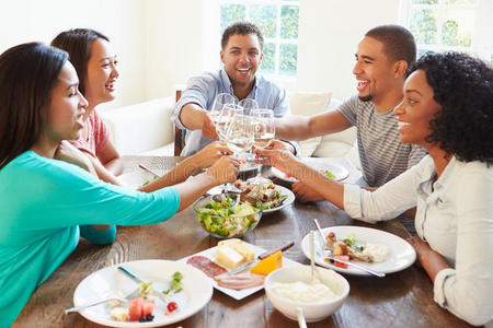 朋友一起吃饭图片