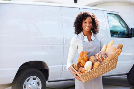 女面包师送面包站在货车前面