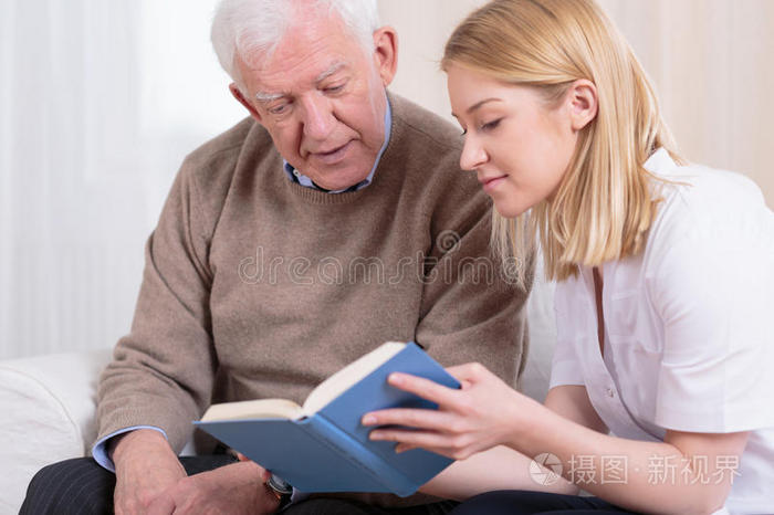 协助 残疾 男人 祖父 照料者 阅读 援助 金发女郎 工作