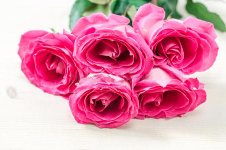 一束粉红色的玫瑰。