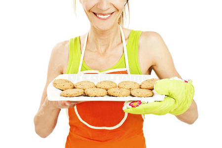 烤女人在托盘上展示饼干