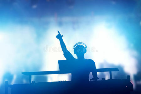 俱乐部，迪斯科DJ为人们演奏和混合音乐。 夜生活