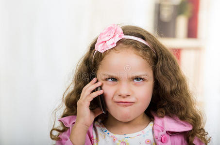 可爱的小女孩用手机