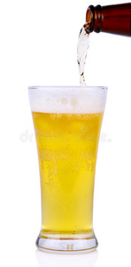 啤酒变成白色背景上隔离的玻璃