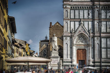 阿利耶里雕像和圣克罗西大教堂在佛罗伦萨倾斜