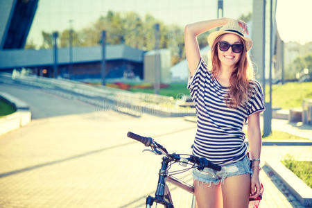 自由 爱好 眼镜 美女 美丽的 骑自行车 短裤 自行车 适合
