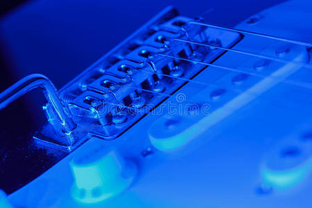 带蓝光的电吉他的桥