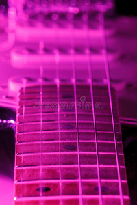 一把带紫色光的六弦电吉他