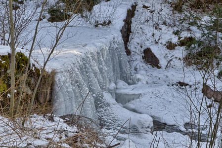 冰冻的山涧瀑布在雪和滚的中间
